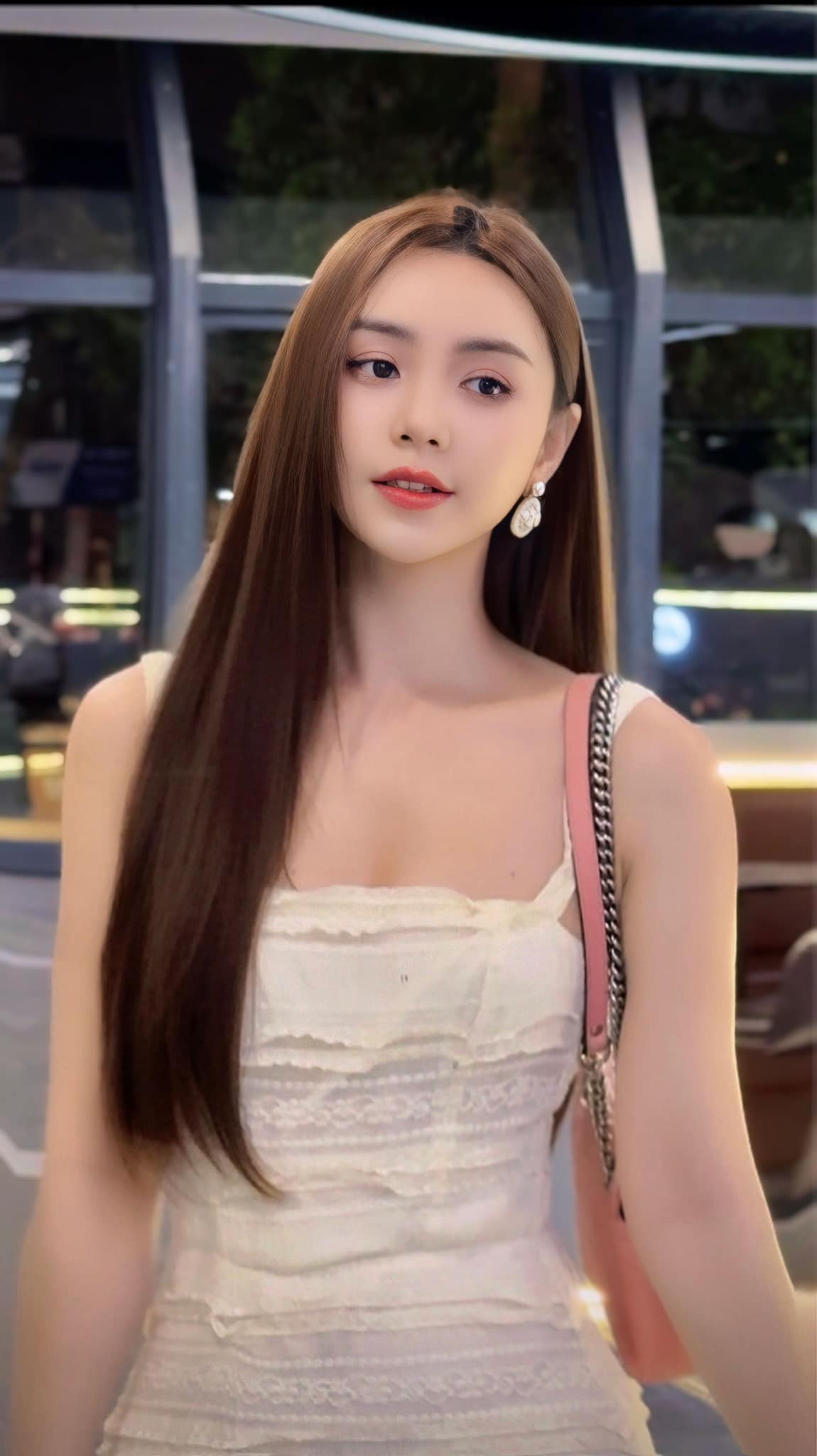 Quỳnh Kool tên thật là Nguyễn Thị Quỳnh, sinh năm 1995. Cô được công chúng biết tới vào năm 2014, cô bắt đầu bước vào làng giải trí với vai trò người mẫu ảnh, diễn xuất trong MV ca nhạc.