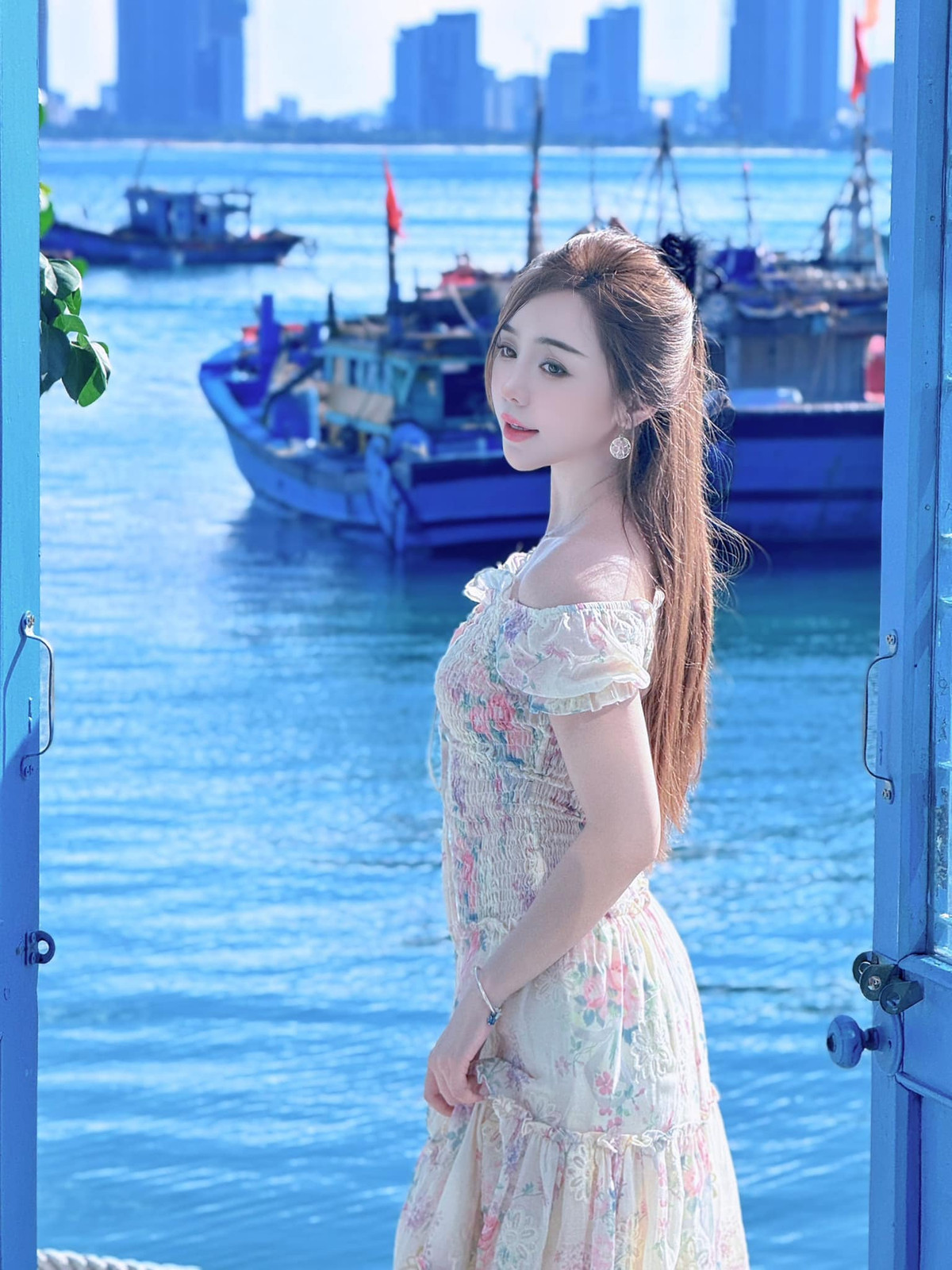 Dù vậy, cô nàng vẫn khiến nhiều người xuýt xoa với vẻ đẹp đầy đặn, xinh xắn.