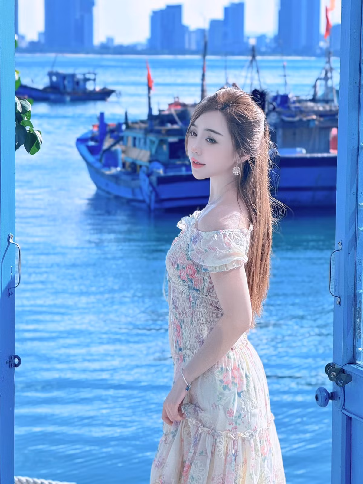 Dù vậy, cô nàng vẫn khiến nhiều người xuýt xoa với vẻ đẹp đầy đặn, xinh xắn.