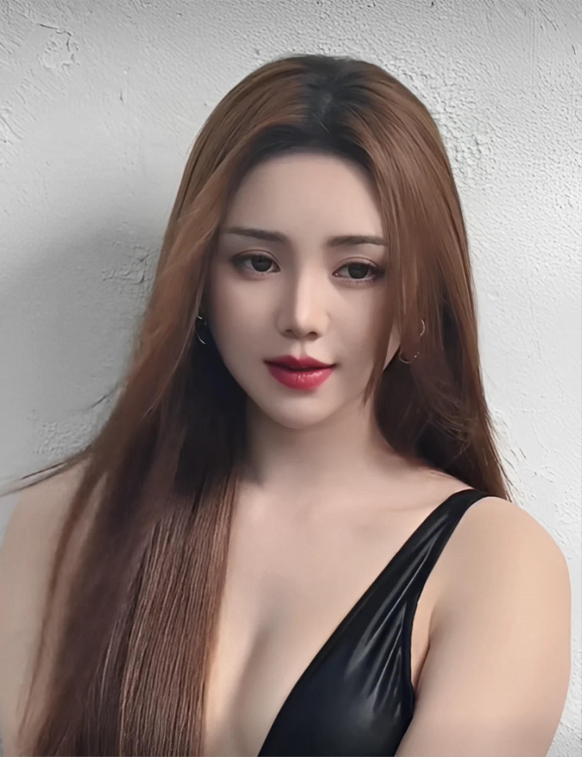 Trong đoạn video, nàng cựu hot girl Kem Xôi diện thiết kế bra chất liệu da gợi cảm, khoe vòng 1 đẫy đà, nóng bỏng.