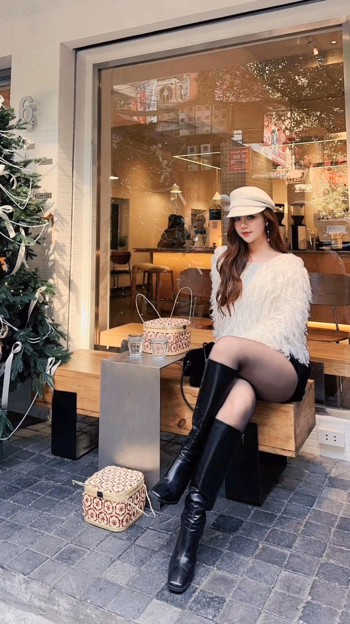 Cô nàng lúc thì ngọt ngào, nhẹ nhàng, lúc lại sang chảnh, lúc thì gợi cảm, quyến rũ.