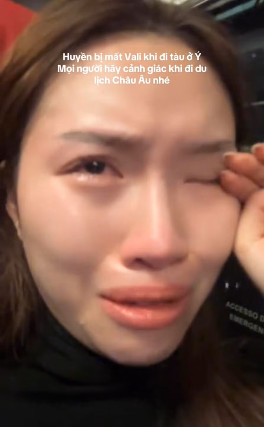 Theo đó, Thanh Thanh Huyền vừa khóc, vừa cho biết đã bị mất vali khi đi tàu ở Ý, đồng thời cũng cảnh báo mọi người hãy cảnh giác khi đi du lịch châu Âu.