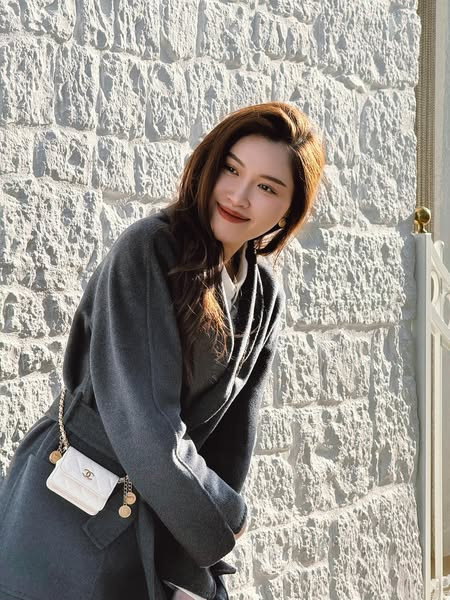 Ở phần bình luận, rất nhiều người theo dõi đã vào an ủi cô nàng, đồng thời chia sẻ hy vọng phần nào giúp nữ MC tìm lại được hành lý đã mất.