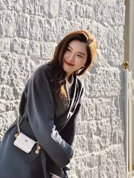 Ở phần bình luận, rất nhiều người theo dõi đã vào an ủi cô nàng, đồng thời chia sẻ hy vọng phần nào giúp nữ MC tìm lại được hành lý đã mất.