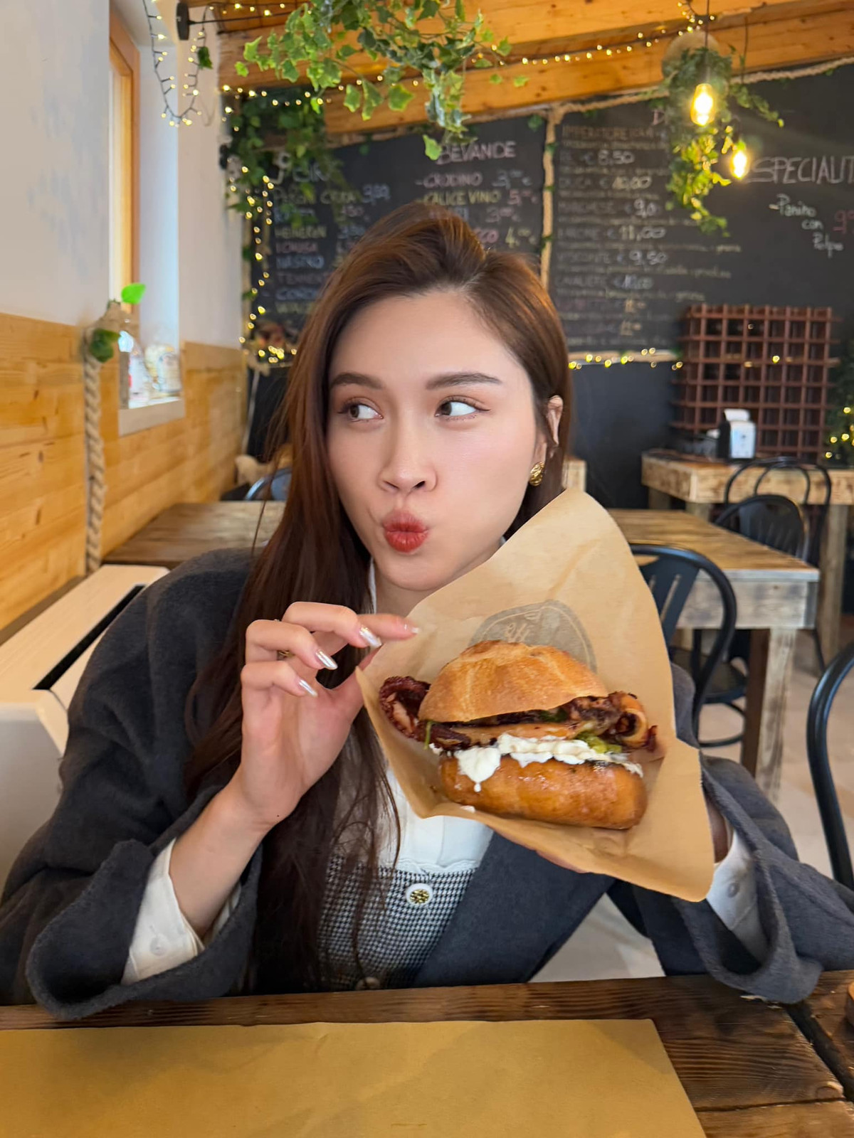 Cô còn tâm sự về chuyến đi du lịch của mình: "Đất nước mà các bạn phải thử đến một lần đó là … Italia. Hôm nay, Huyền sẽ dẫn các bạn đi tham quan một ngôi làng 'nấm lùn' cực kỳ độc đáo của đất nước có hình chiếc Ủng này đó là 'Alberobello' nằm cách thủ phủ vùng Puglia khoảng 60km, trên địa hình thoải dốc phía nam nước Ý. Đây là một nơi không chỉ thu hút sự tò mò của du khách bằng kiến trúc hình chóp nấm độc đáo mà nó còn quyến rũ người khác bằng bề dày lịch sử lâu đời mà vùng đất này từng trải qua".