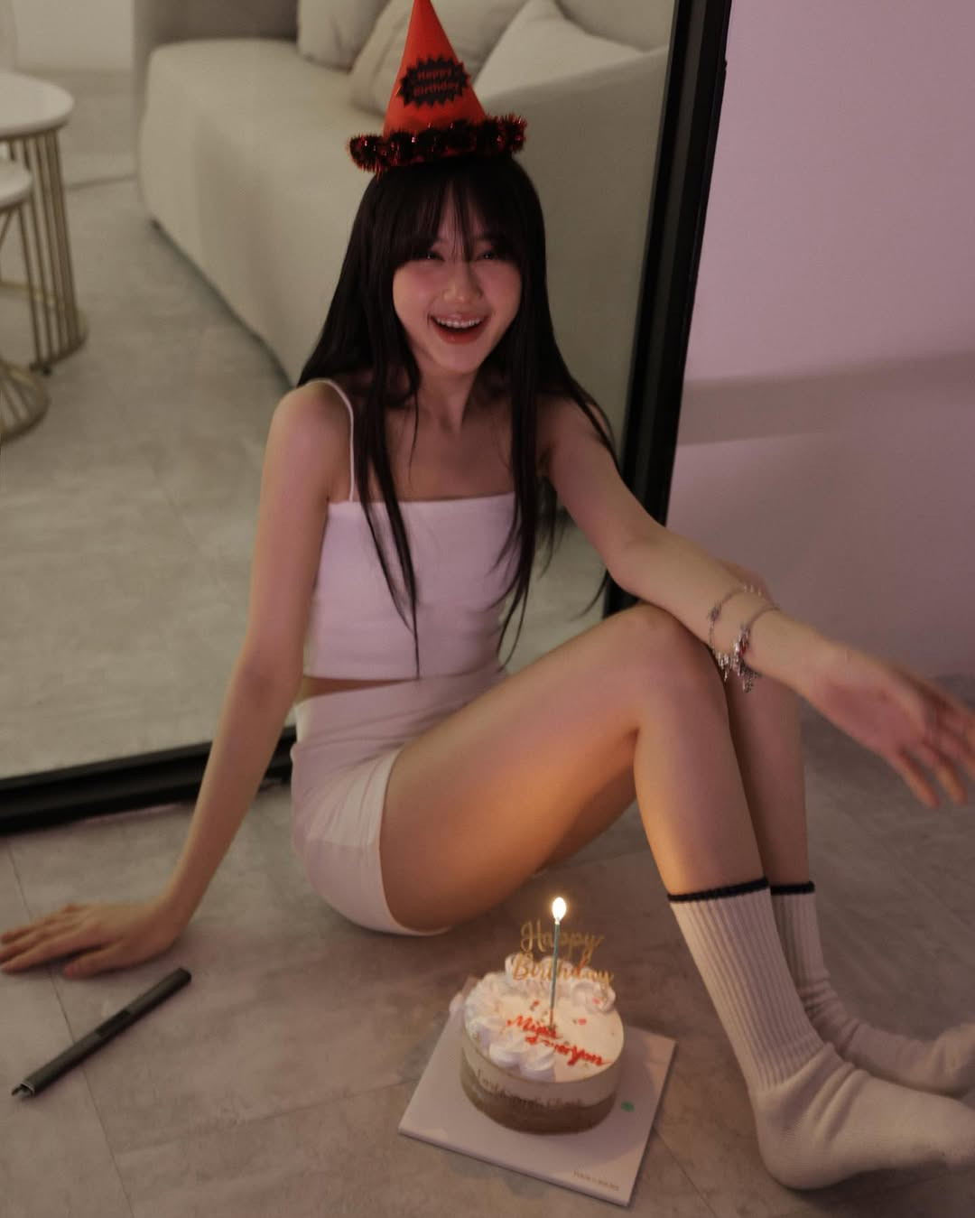 Tuy nhiên sự nghiệp âm nhạc của cô nàng không mấy thành công khi các sản phẩm âm nhạc đưa ra không tạo quá nhiều tiếng vang.