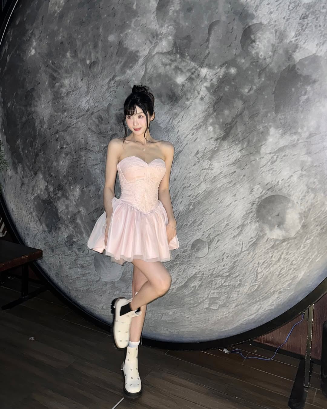 Mina Young lựa chọn kiểu tóc búi cao, thả mái trông như một nàng công chúa ngọt ngào, trong trẻo.