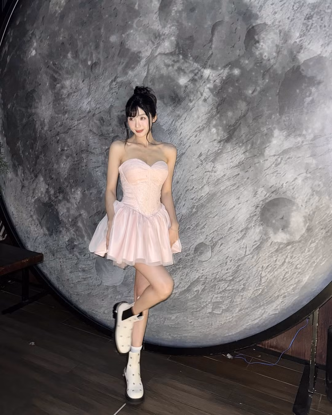 Mina Young lựa chọn kiểu tóc búi cao, thả mái trông như một nàng công chúa ngọt ngào, trong trẻo.