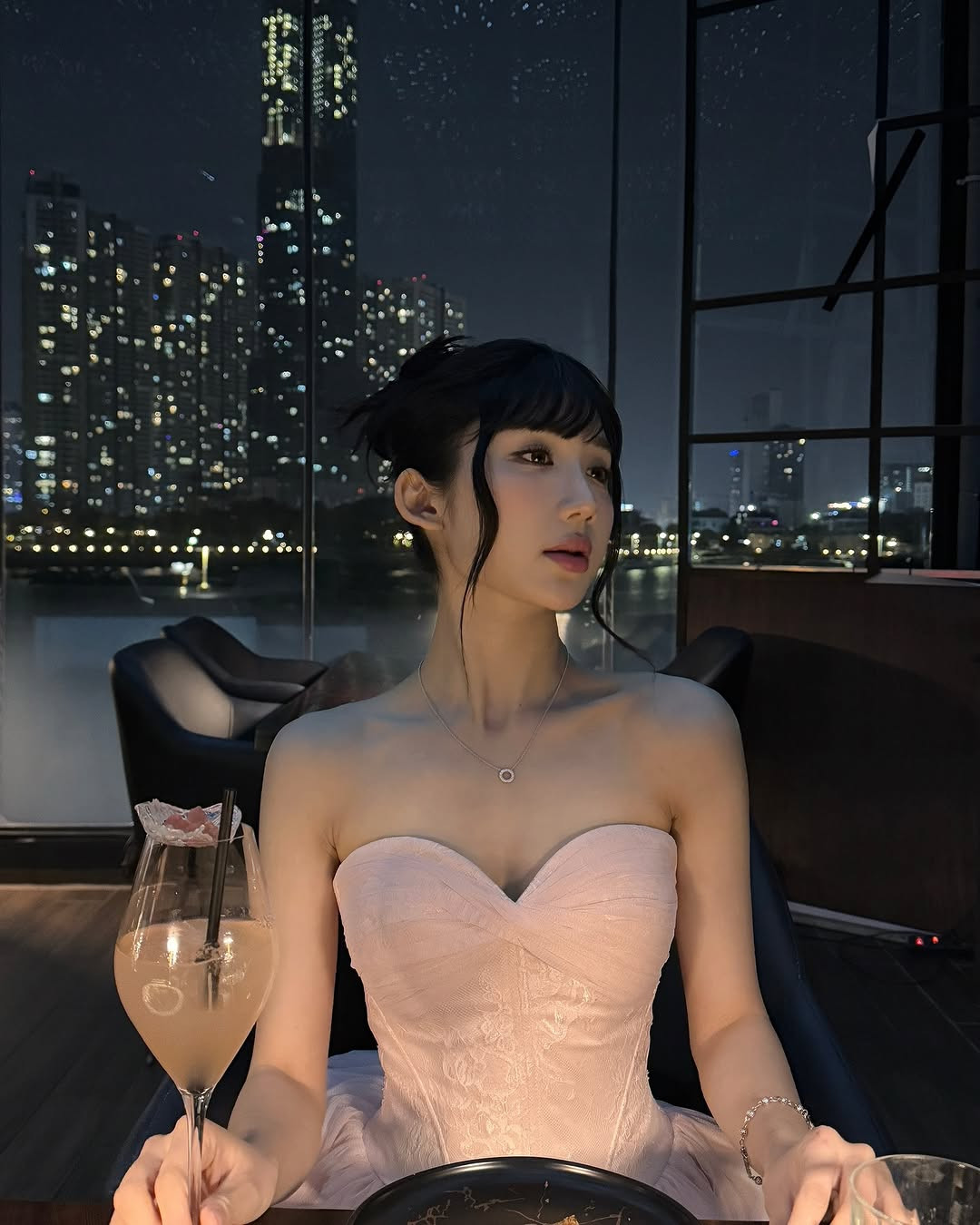 Thời gian gần đây, không chỉ theo đuổi mỗi phong cách ngọt ngào dễ thương, cô nàng chịu khó thay đổi hình tượng, lúc thì cá tính, lúc lại quyến rũ gợi cảm.