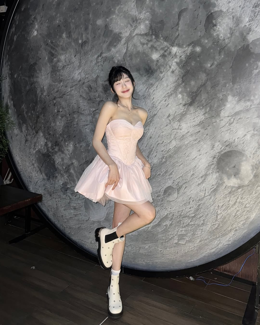 Nổi lên với hình tượng "cô bạn bàn bên" trong sáng, dễ thương cùng giọng hát ngọt ngào, Mina Young khiến người hâm mộ phải mê mệt mỗi khi theo dõi cô trên sóng livestream.