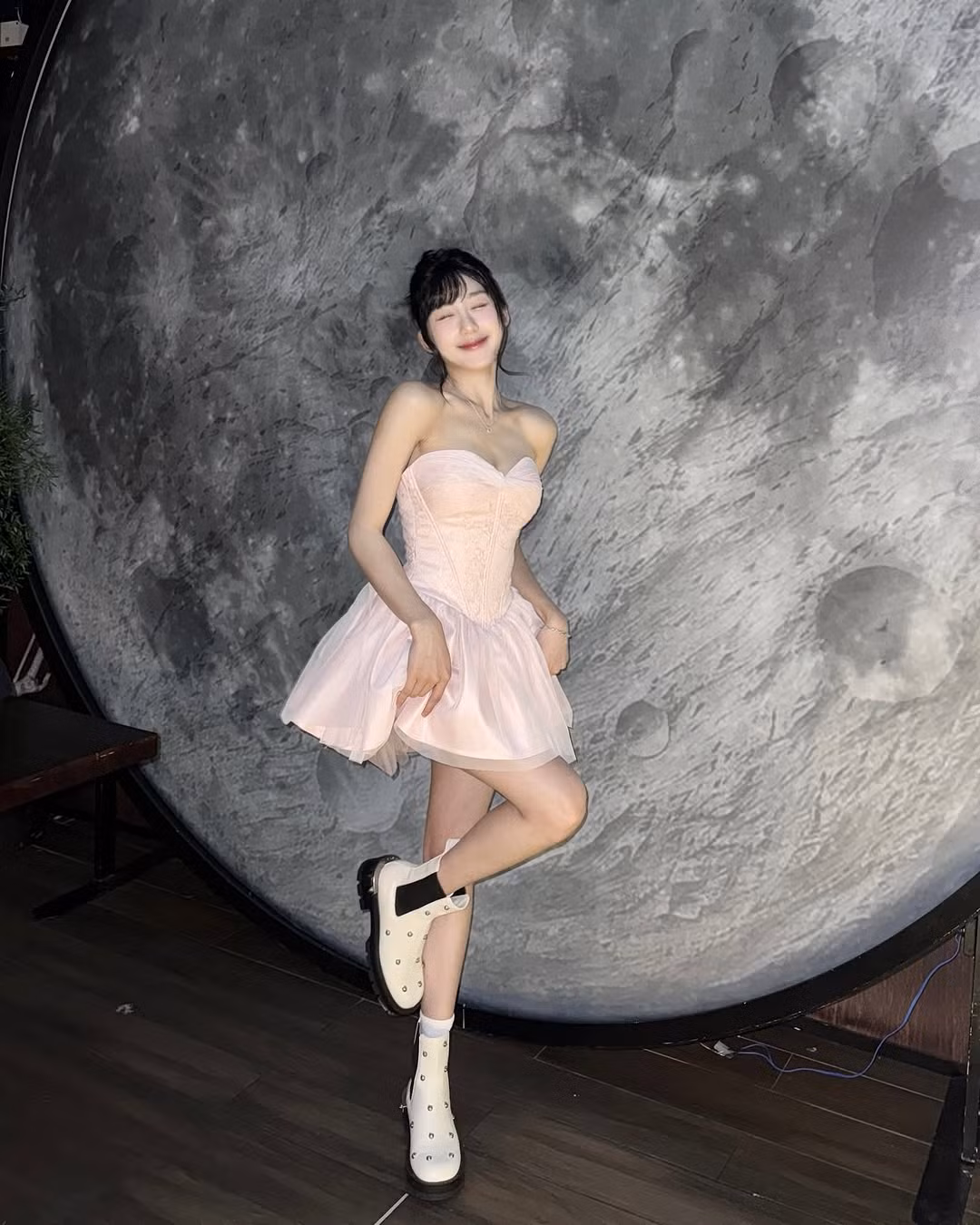 Nổi lên với hình tượng "cô bạn bàn bên" trong sáng, dễ thương cùng giọng hát ngọt ngào, Mina Young khiến người hâm mộ phải mê mệt mỗi khi theo dõi cô trên sóng livestream.