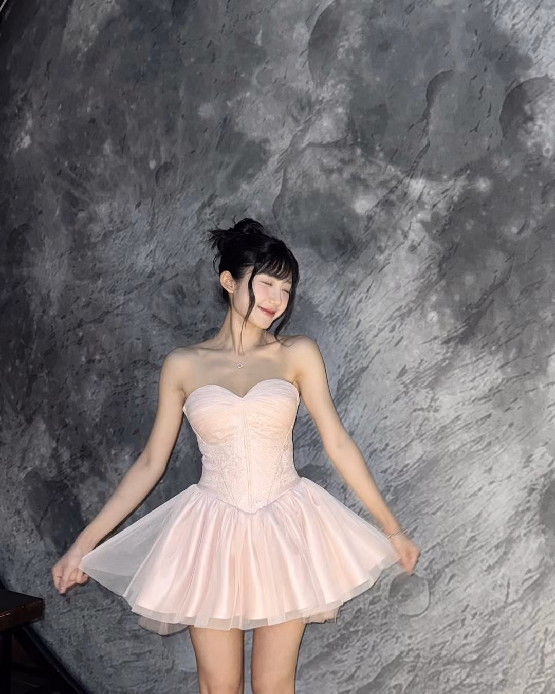 Nàng streamer lựa chọn thiết kế váy theo kiểu vũ công ballet với thiết kế phía trên là corset và ở dưới phần chân váy ngắn xòe.
