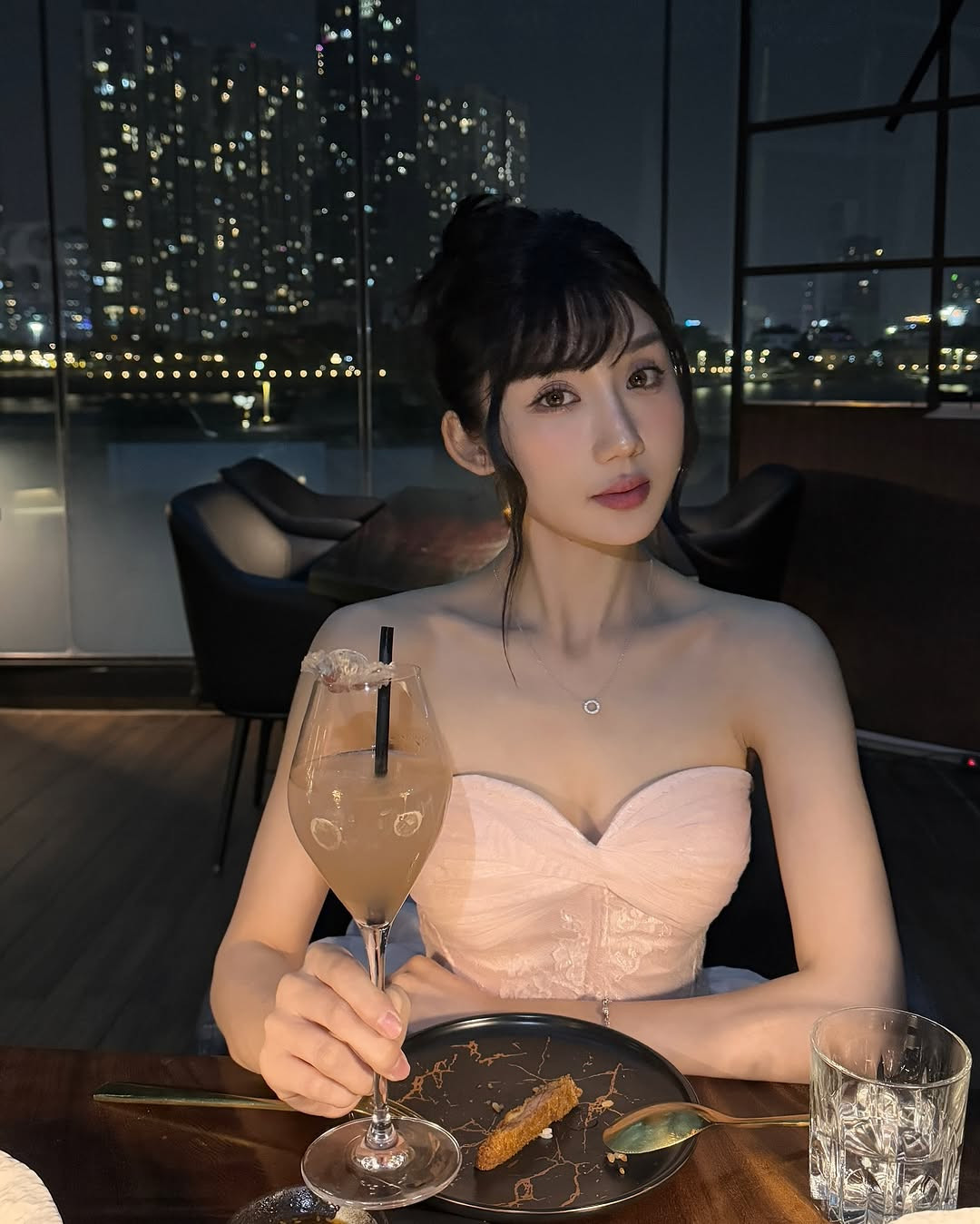 Với những người yêu thích tựa game LMHT và đội tuyển SBTC Esports nói riêng, có lẽ Mina Young hay cô giáo Mina đã trở thành gương mặt vô cùng quen thuộc.