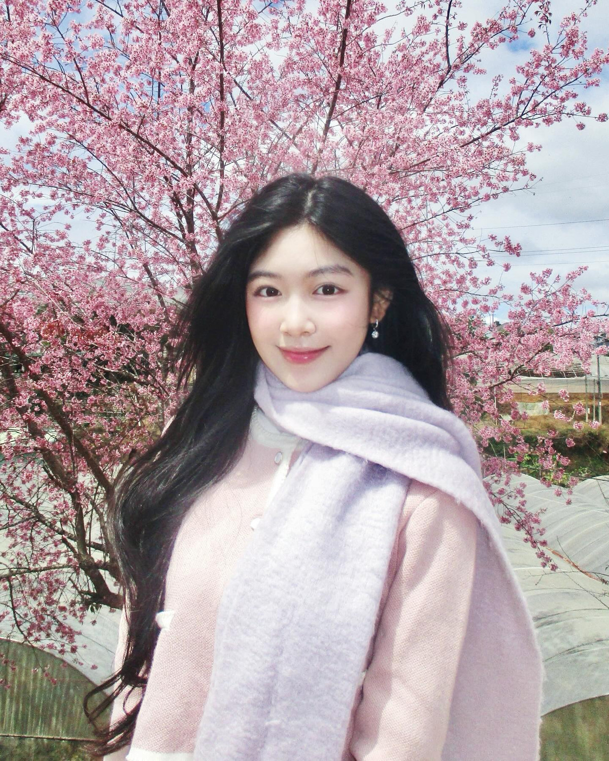 Lọ Lem - con gái lớn của nam MC Quyền Linh được nhiều người yêu mến nhờ vẻ ngoài xinh đẹp, thuần khiết cùng tính cách lễ phép, ngoan ngoãn. Mới đây, cô nàng vừa đăng tải loạt ảnh check-in trong khung cảnh vườn hoa anh đào lãng mạn.