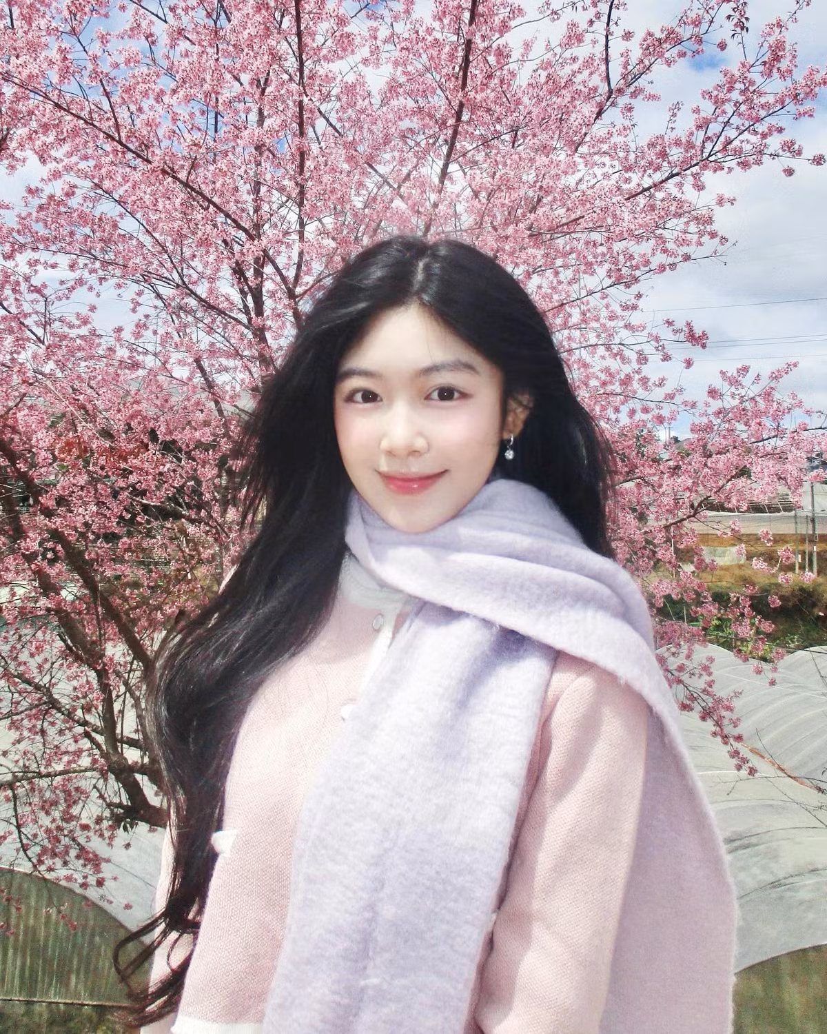 Lọ Lem - con gái lớn của nam MC Quyền Linh được nhiều người yêu mến nhờ vẻ ngoài xinh đẹp, thuần khiết cùng tính cách lễ phép, ngoan ngoãn. Mới đây, cô nàng vừa đăng tải loạt ảnh check-in trong khung cảnh vườn hoa anh đào lãng mạn.