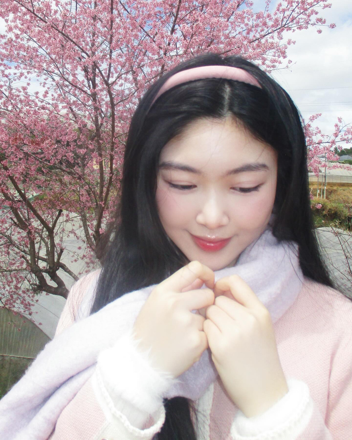 Bên dưới bài đăng, cộng đồng mạng không ngớt lời khen ngợi: "Nhan sắc thế này bảo sao không thành hoa hậu tương lai", "Lọ Lem ngày càng xinh đẹp, dịu dàng đúng chuẩn mỹ nhân", "Cô gái này đẹp không góc chết, nhìn mà mê mẩn"...