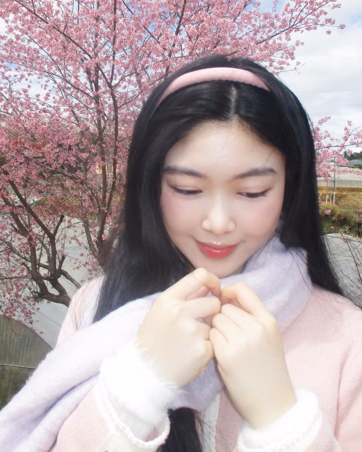 Bên dưới bài đăng, cộng đồng mạng không ngớt lời khen ngợi: "Nhan sắc thế này bảo sao không thành hoa hậu tương lai", "Lọ Lem ngày càng xinh đẹp, dịu dàng đúng chuẩn mỹ nhân", "Cô gái này đẹp không góc chết, nhìn mà mê mẩn"...