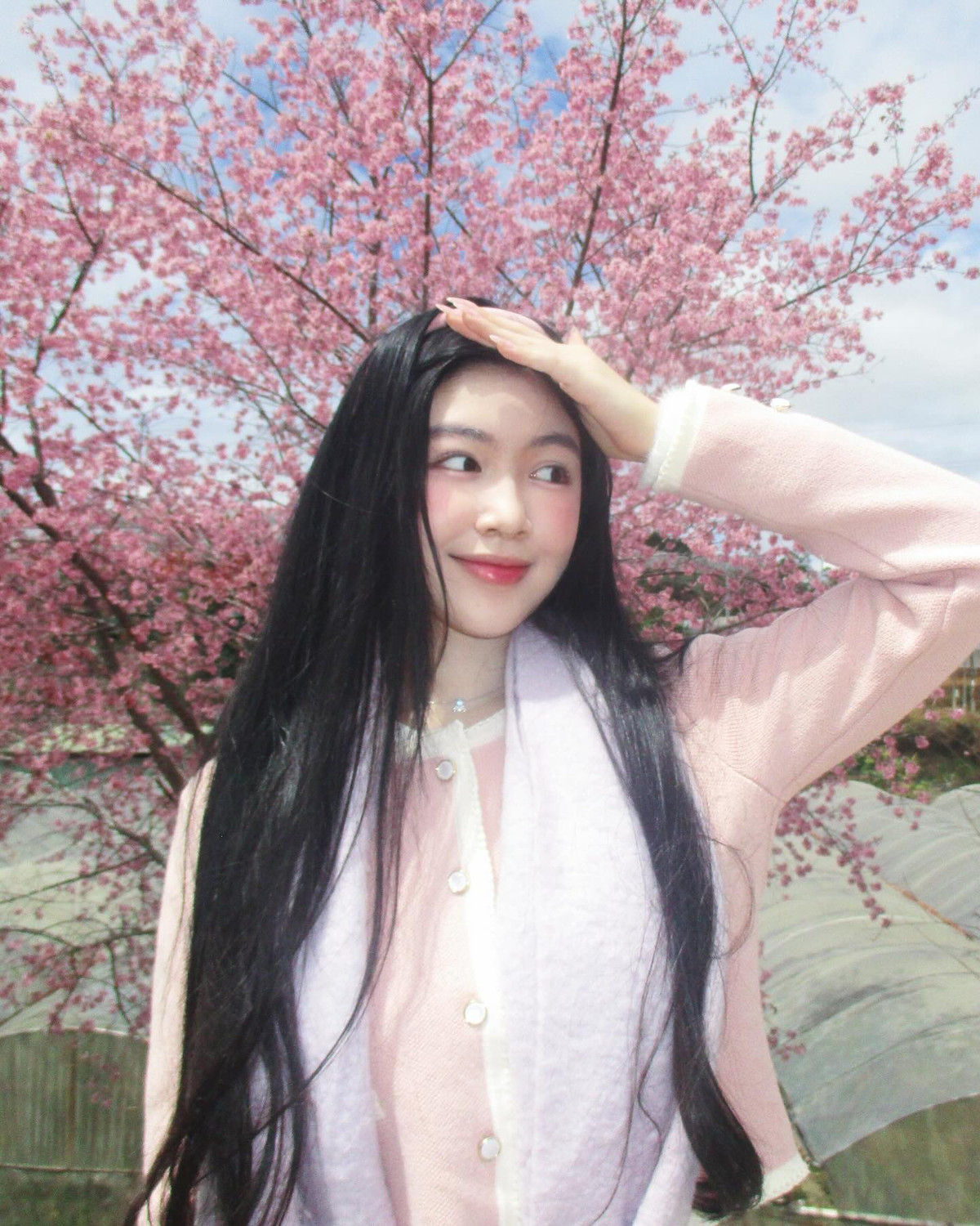 Với gương mặt thanh tú, đường nét hài hòa cùng làn da trắng mịn, Lọ Lem nhanh chóng thu hút mọi ánh nhìn.