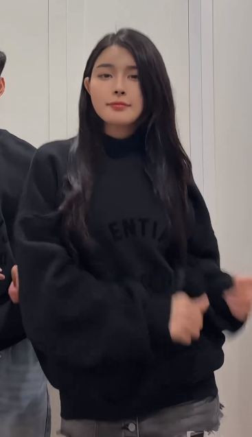 Tuy chỉ để lộ một số chi tiết như tay hay mái tóc, nhiều người đã ngay lập tức gọi tên Vũ Văn Thanh ở phần bình luận. Netizen cho rằng những đặc điểm của người cùng nhảy với Bích Hạnh đều trùng khớp với Vũ Văn Thanh: "Người mà ai cũng biết là ai", "kiểu tóc quá quen thuộc rồi".