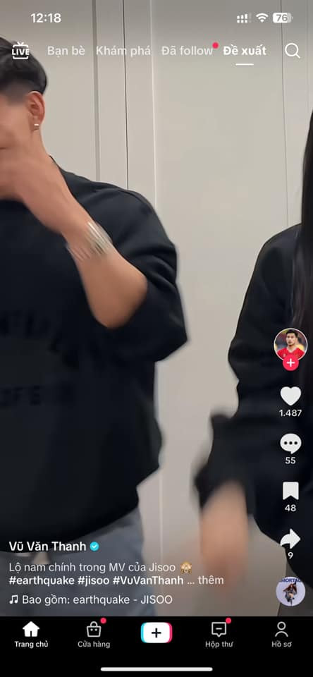 Trên trang cá nhân của mình, Văn Thanh cũng đăng tải đoạn video tương tự như Bích Hạnh, để lộ một chút về người bạn gái ở bên cạnh.