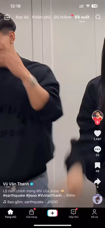 Trên trang cá nhân của mình, Văn Thanh cũng đăng tải đoạn video tương tự như Bích Hạnh, để lộ một chút về người bạn gái ở bên cạnh.