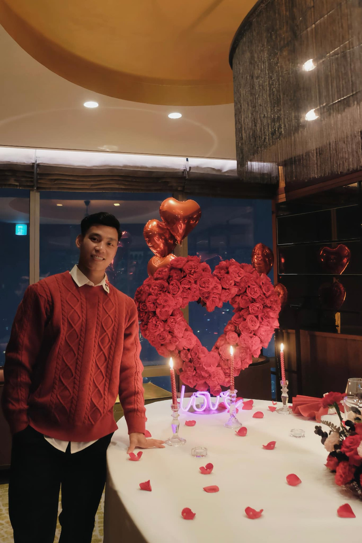 Trong dịp lễ Valentine, cặp đôi đã có buổi hẹn hò lãng mạn trong không gian ngập tràn hoa và ánh nến.