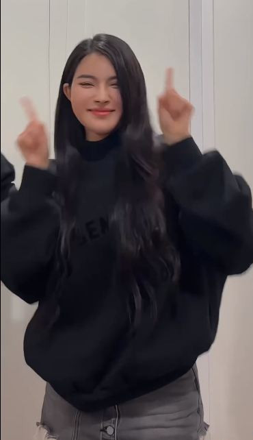 Đáp lại những bình luận đó, Bích Hạnh không thừa nhận, cũng không phủ nhận mà chỉ khéo léo trả lời một cách vui vẻ, hài hước.