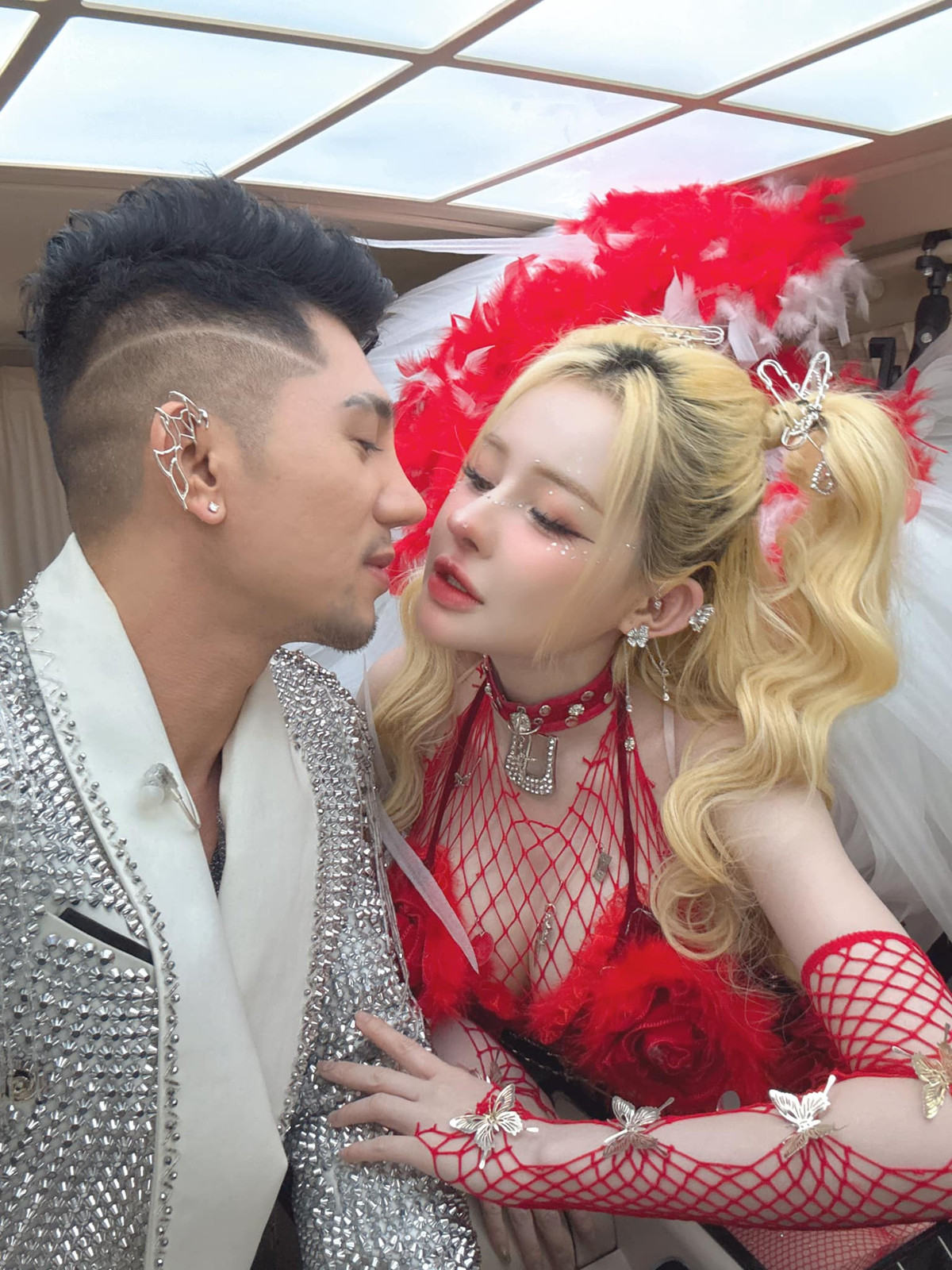 Ngân 98 và Lương Bằng Quang là cặp đôi gây khá nhiều sự chú ý trên mạng xã hội. Lương Bằng Quang thường xuyên đồng hành cùng bạn gái trong từng show diễn.