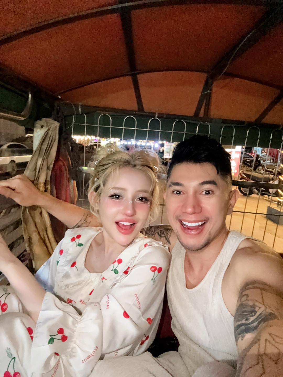 Cặp đôi cũng không ngần ngại thể hiện tình cảm trên mạng xã hội với những bức ảnh tình tứ.