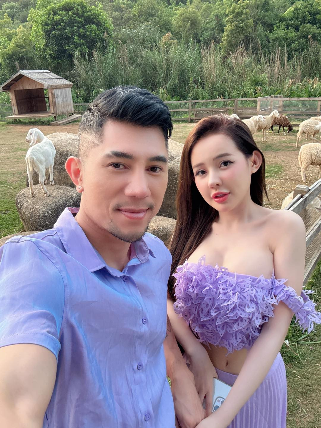 Cặp đôi này đã trải qua nhiều lần tan hợp trong suốt 7 năm bên nhau và đã đăng ký kết hôn vào tháng 7/2024, nhưng chưa có thông báo về lễ cưới chính thức.