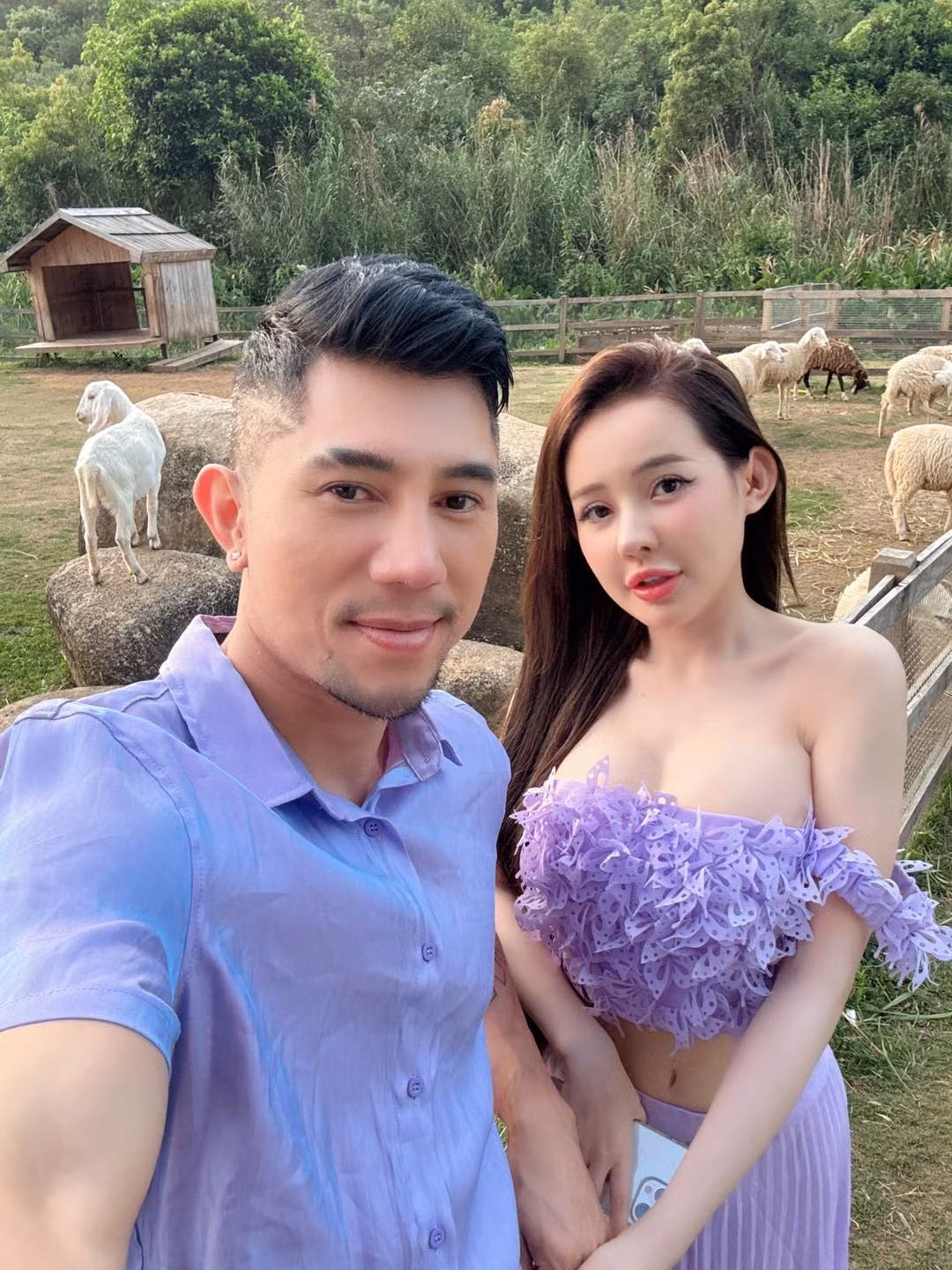 Cặp đôi này đã trải qua nhiều lần tan hợp trong suốt 7 năm bên nhau và đã đăng ký kết hôn vào tháng 7/2024, nhưng chưa có thông báo về lễ cưới chính thức.