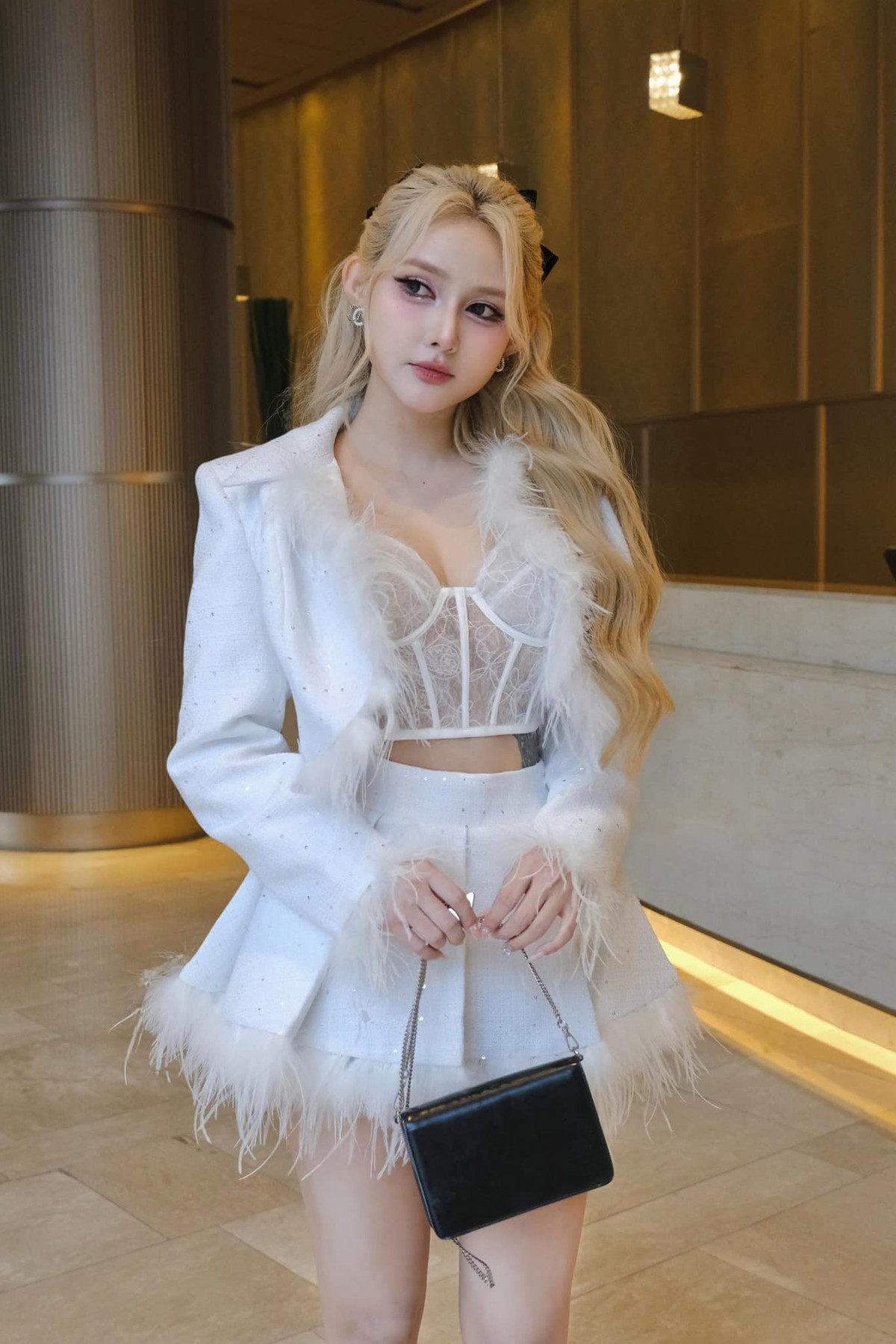 Gương mặt nhỏ nhắn với sống mũi cao, đôi mắt to tròn, làn da trắng kết hợp cùng mái tóc sáng màu khiến cô nàng trông giống như búp bê.