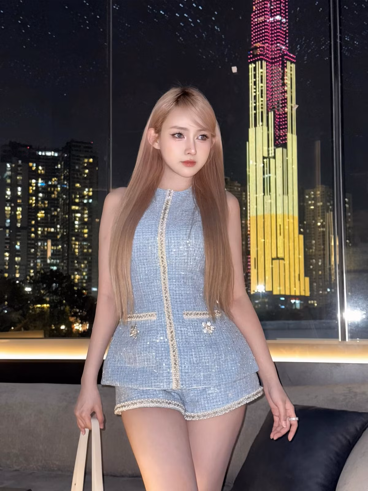 Nữ DJ sở hữu thân hình mảnh mai.