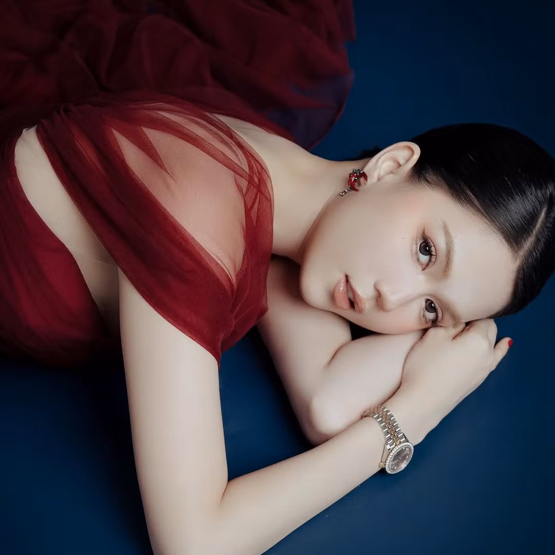 Nhan sắc của "nữ hoàng nội y" cũng được nhận xét ngày càng thăng hạng dù đã ở tuổi U40.