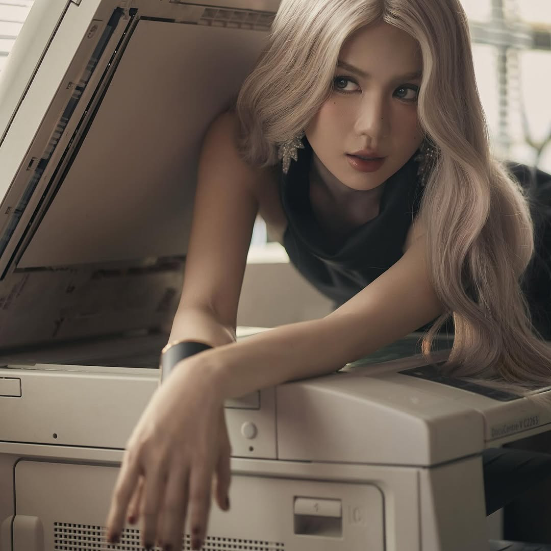 Màu tóc bạch kim lạ lẫm khiến cô nàng vừa mang nét cá tính nhưng không kém phần gợi cảm.