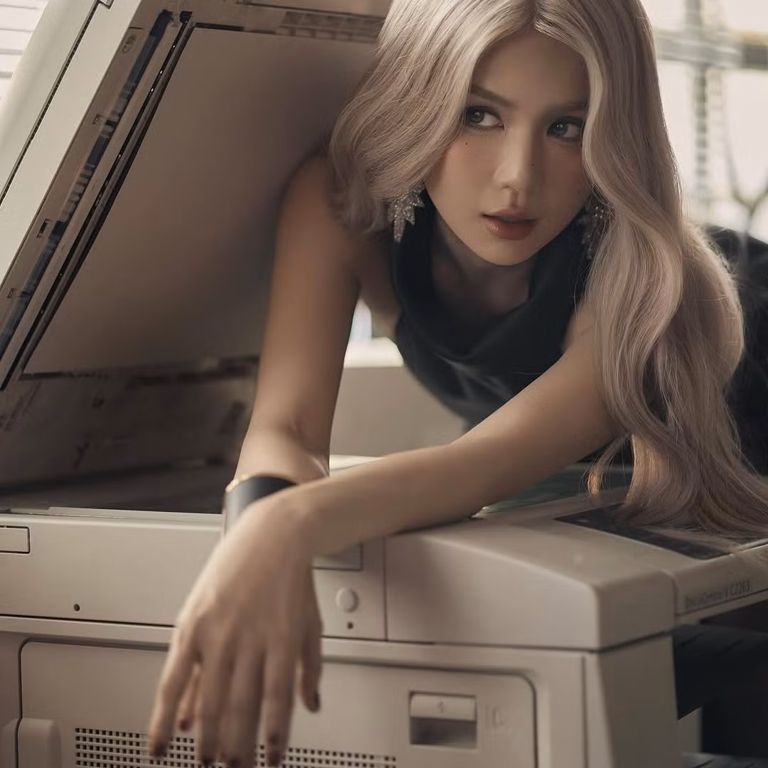 Màu tóc bạch kim lạ lẫm khiến cô nàng vừa mang nét cá tính nhưng không kém phần gợi cảm.