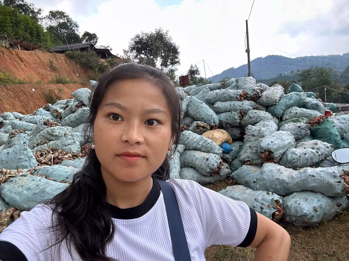 Ban đầu, Sùng Bầu chia sẻ những hình ảnh về cuộc sống hàng ngày đi nương làm rẫy, cách nấu ăn, hay những phong tục dân tộc mình.