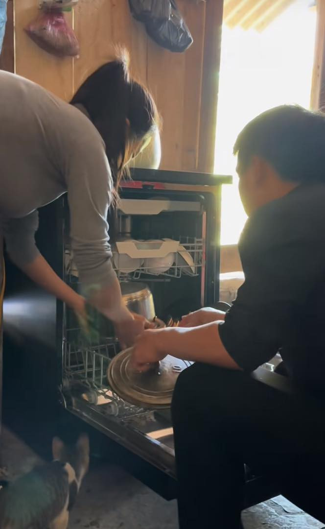 Tuy nhiên bên cạnh đó nhiều người lại cho rằng việc đặt chiếc máy rửa bát giữa ngôi nhà có phần...xập xệ không thực sự phù hợp, thay vì tặng máy rửa bát thì chồng cô nên phấn đấu tặng Sùng Bầu ngôi nhà khang trang.