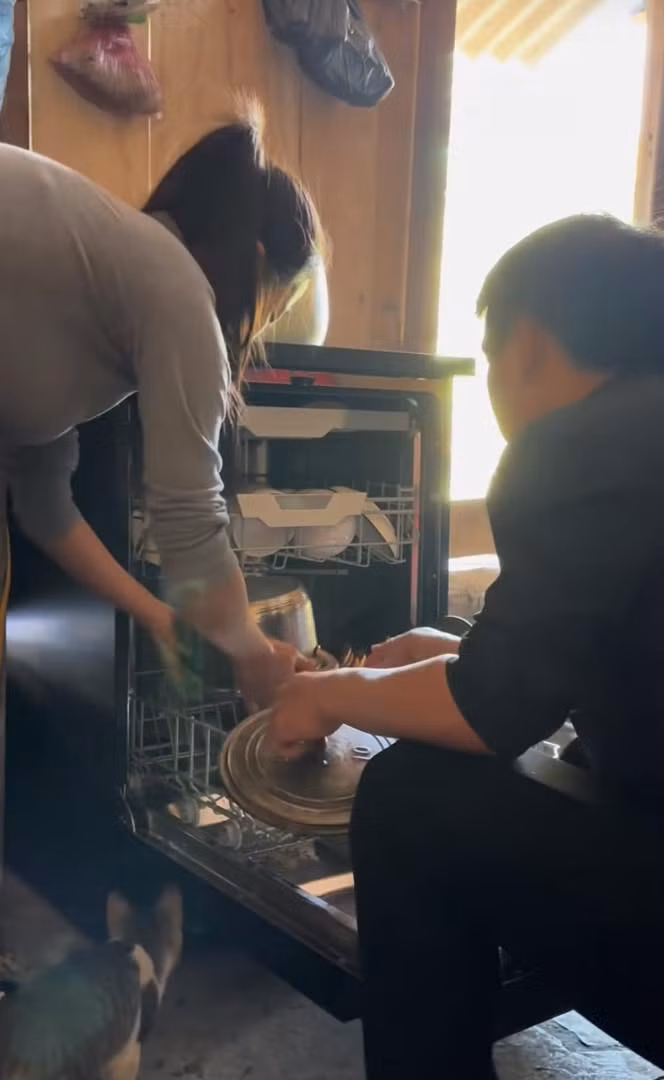 Tuy nhiên bên cạnh đó nhiều người lại cho rằng việc đặt chiếc máy rửa bát giữa ngôi nhà có phần...xập xệ không thực sự phù hợp, thay vì tặng máy rửa bát thì chồng cô nên phấn đấu tặng Sùng Bầu ngôi nhà khang trang.