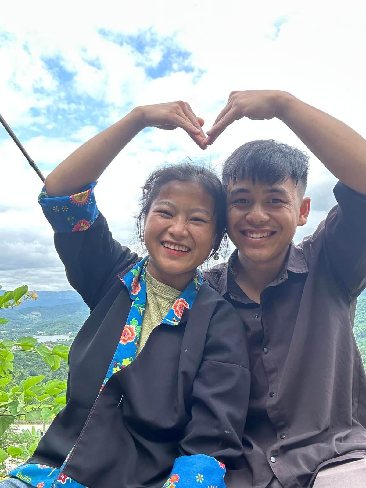 Đồng hành cùng Sùng Bầu trong các phiên livestream bán hàng, cũng như những video hàng ngày là chồng của cô nàng. Mặc dù lựa chọn kết hôn khá sớm, tuy nhiên vợ chồng cô nàng luôn có sự hòa thuận, yêu thương, hỗ trợ nhau trong công việc.