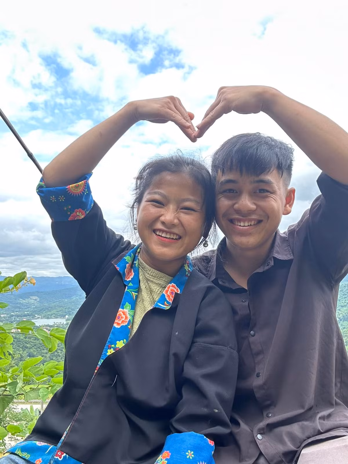 Đồng hành cùng Sùng Bầu trong các phiên livestream bán hàng, cũng như những video hàng ngày là chồng của cô nàng. Mặc dù lựa chọn kết hôn khá sớm, tuy nhiên vợ chồng cô nàng luôn có sự hòa thuận, yêu thương, hỗ trợ nhau trong công việc.