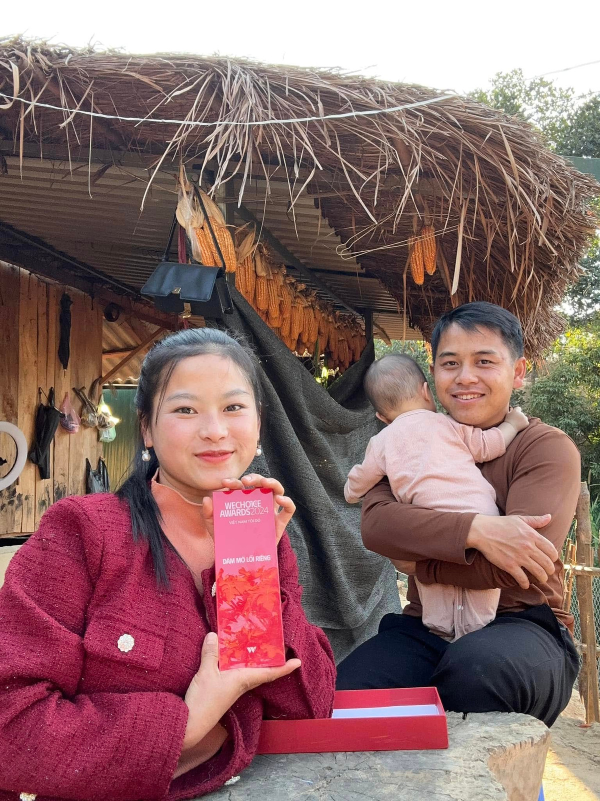 Sùng Bầu (tên thật: Sùng Thị Bầu, SN 2002) là một trong những TikToker người dân tộc nổi lên nhờ lối nói chuyện chân chất, mộc mạc.