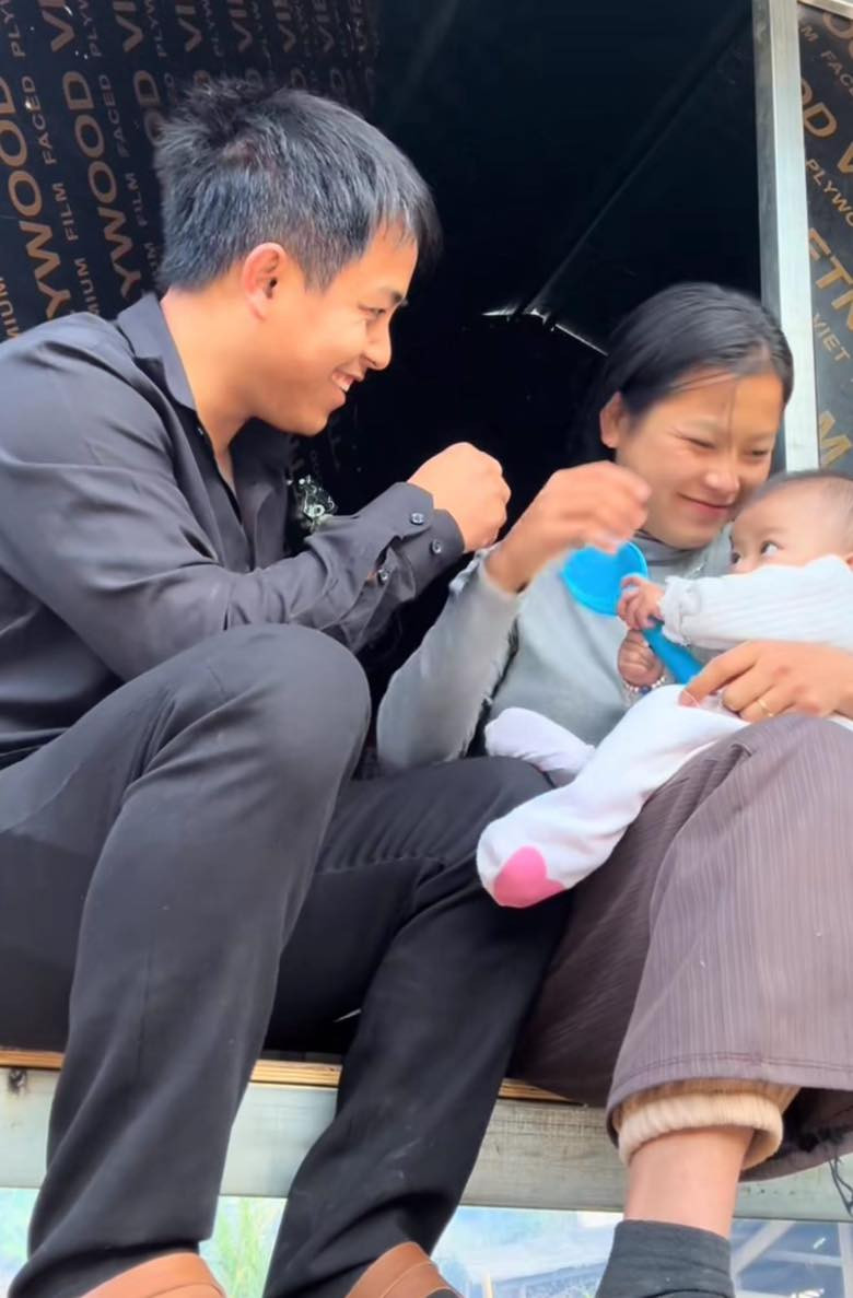 Ngoài ra chồng của Sùng Bầu còn tặng thêm cho cô 1 cặp trang sức bằng bạc, và hoa tai, vòng cổ bằng vàng.