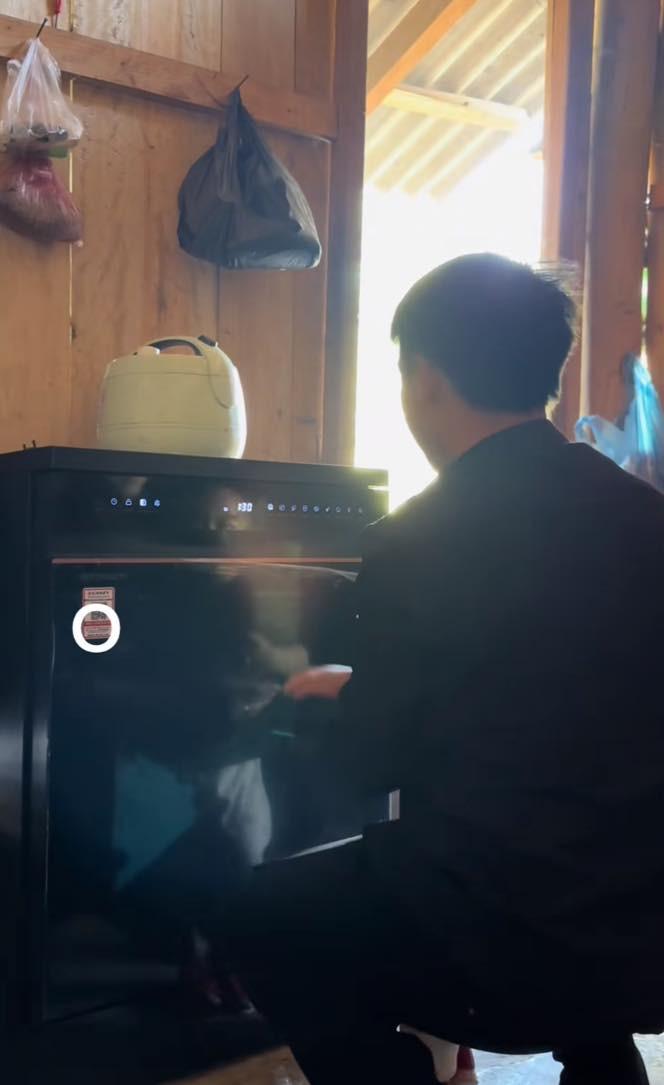 Video này nhận được rất nhiều quan tâm của cộng đồng mạng, có người chia vui với cô bé, may mắn vì gặp được người chồng yêu thương vợ, quan tâm và sợ vợ cực khổ.