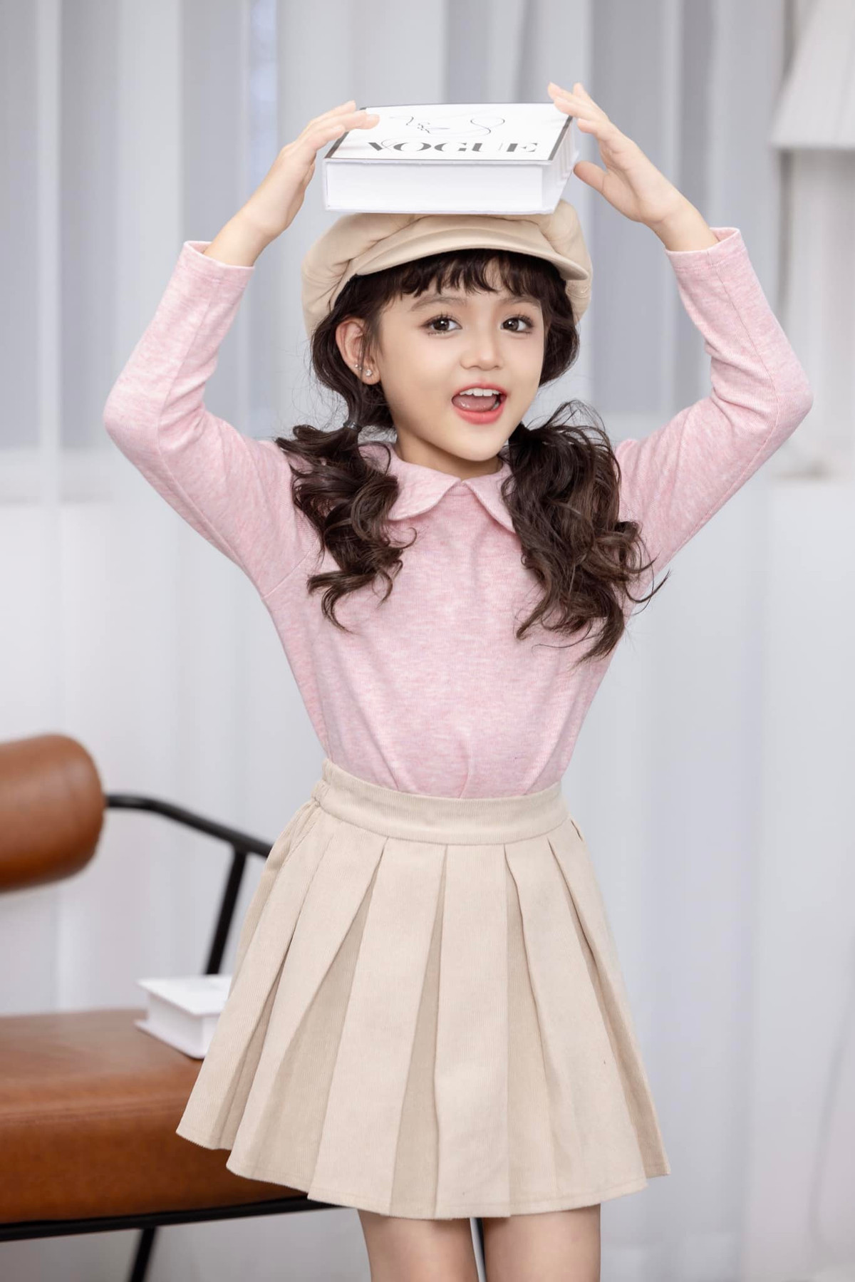 Khi không trang điểm, Cherry An Nhiên sở hữu nét trong trẻo, thanh thuần, tuy nhiên khi trang điểm cô bé lại gây ấn tượng với đường nét sắc sảo.