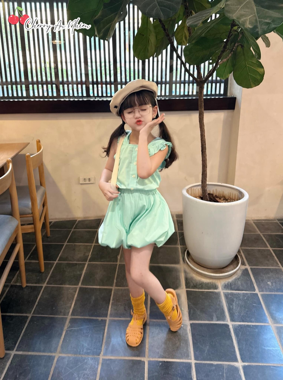 Bên cạnh việc đóng phim, Cherry An Nhiên còn là mẫu nhí nổi tiếng trong showbiz Việt.