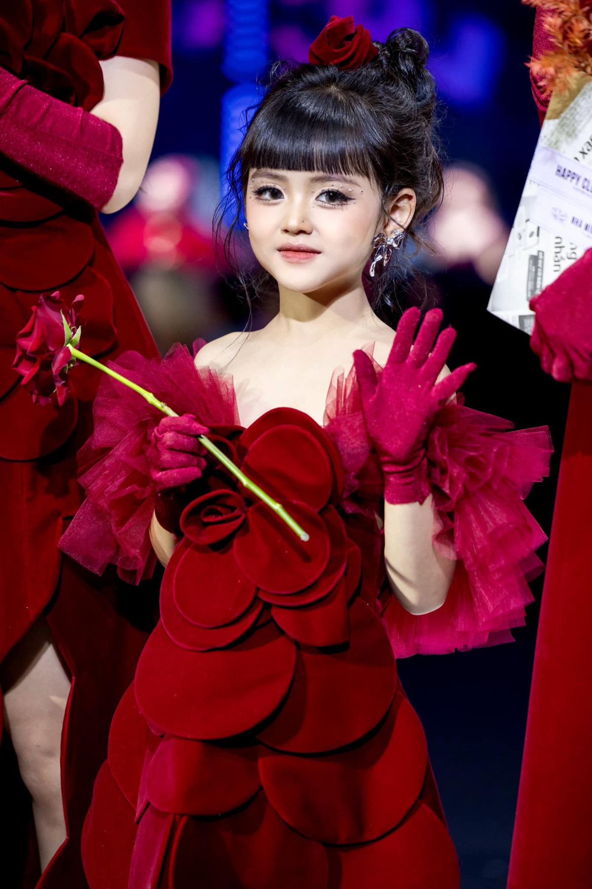 Tham gia showbiz khi chỉ mới 2 tuổi, cô bé rất tự tin trước ống kính, trước khán giả…