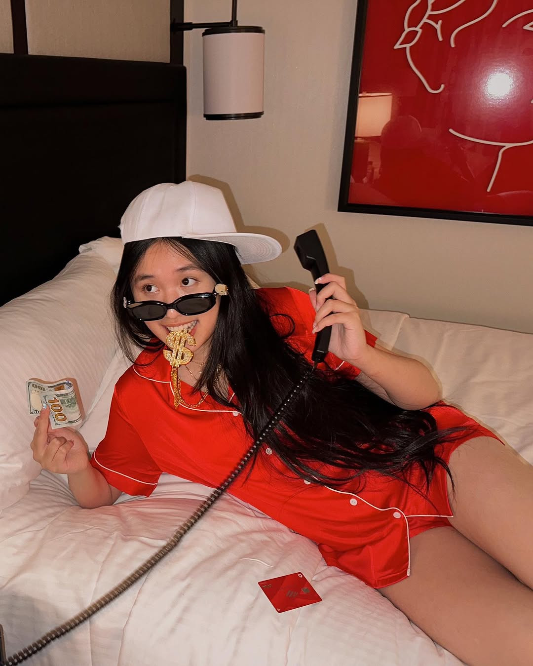 Jenny Huỳnh là một Youtuber gây ấn tượng với những video ghi lại cuộc sống đời thường. Cô nàng sở hữu chất giọng khá đặc biệt, kèm theo đó là loạt câu nói "cộp mác" dấu ấn cá nhân.