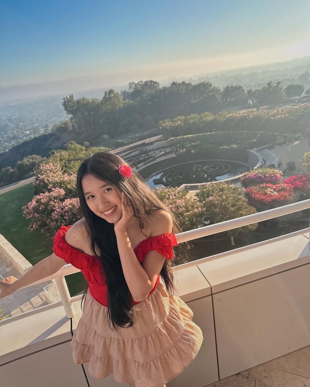 Cô nàng cũng có thành tích học tập đáng nể: trúng tuyển thẳng vào Đại học Stanford (Mỹ) - ngôi trường xếp thứ 3 trong danh sách các trường đại học tốt nhất toàn cầu năm học 2022 - 2023 theo US News &amp; World Report (Báo cáo Tin tức Hoa Kỳ &amp; Thế giới).