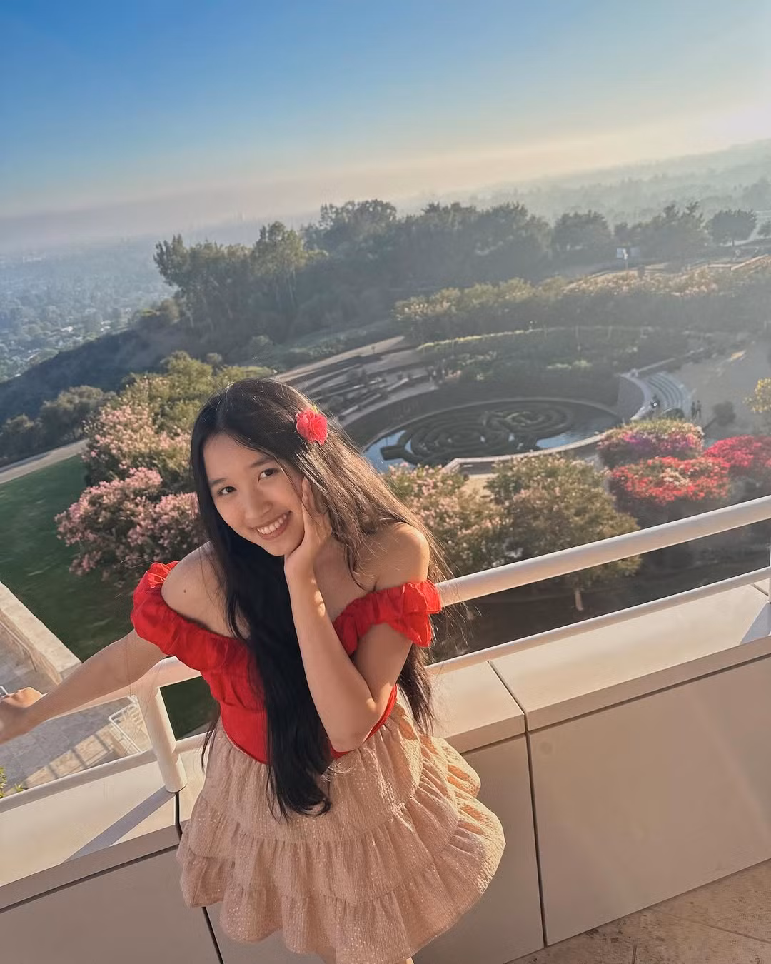 Cô nàng cũng có thành tích học tập đáng nể: trúng tuyển thẳng vào Đại học Stanford (Mỹ) - ngôi trường xếp thứ 3 trong danh sách các trường đại học tốt nhất toàn cầu năm học 2022 - 2023 theo US News &amp; World Report (Báo cáo Tin tức Hoa Kỳ &amp; Thế giới).